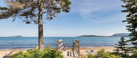 Una spiaggia nelle vicinanze