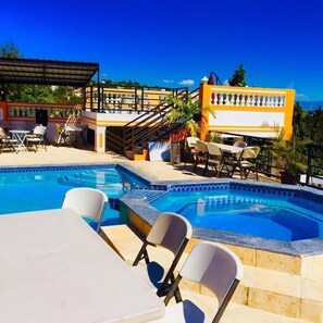 Outdoor pool, pool umbrellas, sun loungers - Pavillon des Receptions & Hotel (Petionville)