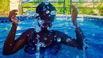 Kolam renang outdoor, dengan payung kolam renang dan kursi berjemur