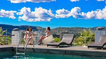 Una piscina al aire libre de temporada