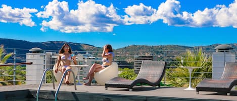 Una piscina al aire libre de temporada