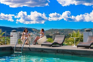 Una piscina al aire libre de temporada