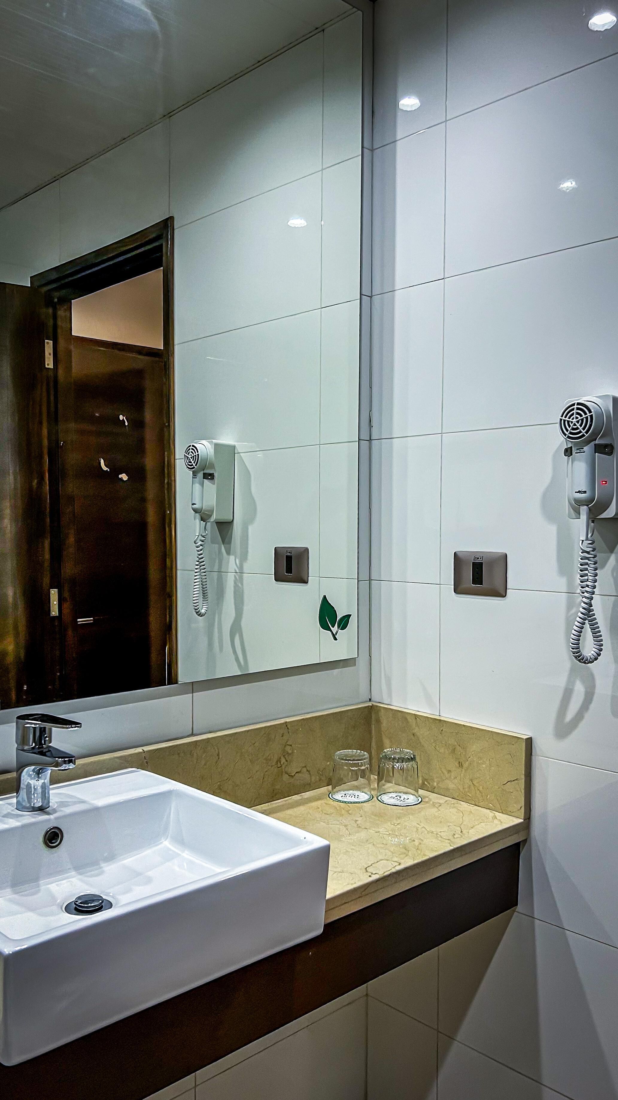 family triple room | bathroom | combined shower/bathtub, hair dryer, towels