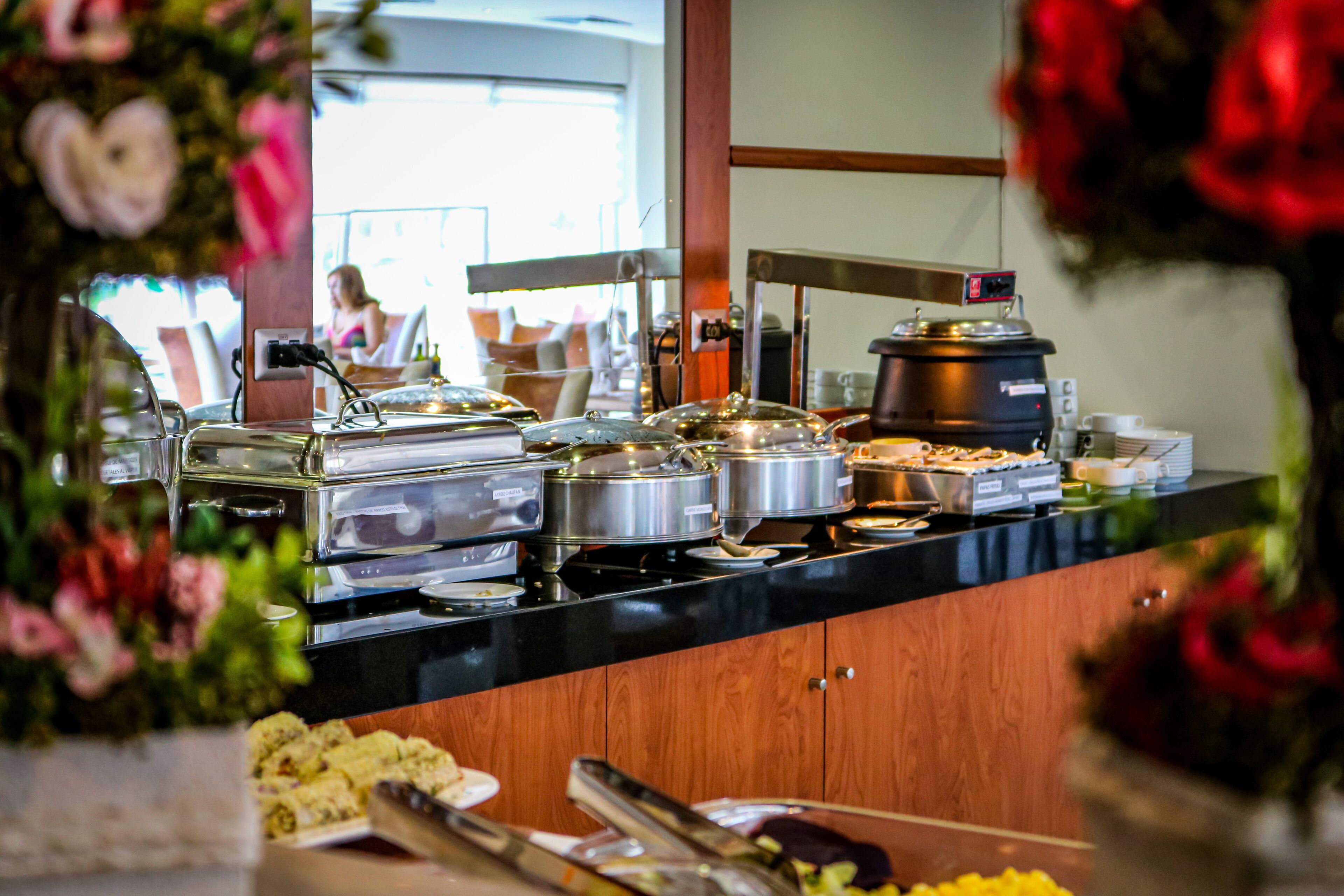 Een buffetopstelling met verschillende soorten eten en kookgerei.