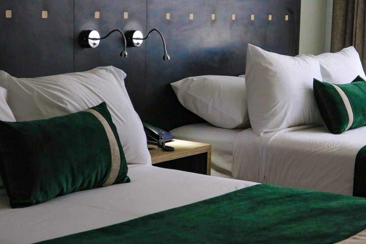 standard twin room | 1 bedroom, minibar, in-room safe, desk