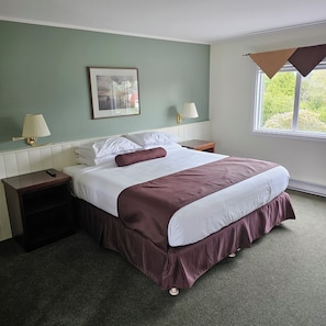 Desk, blackout curtains, soundproofing, iron/ironing board - Pacific Rim Motel (Ucluelet)