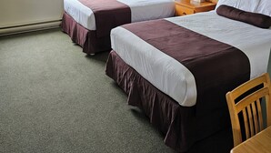 Combined shower/tub, hair dryer, towels, soap - Pacific Rim Motel (Ucluelet)