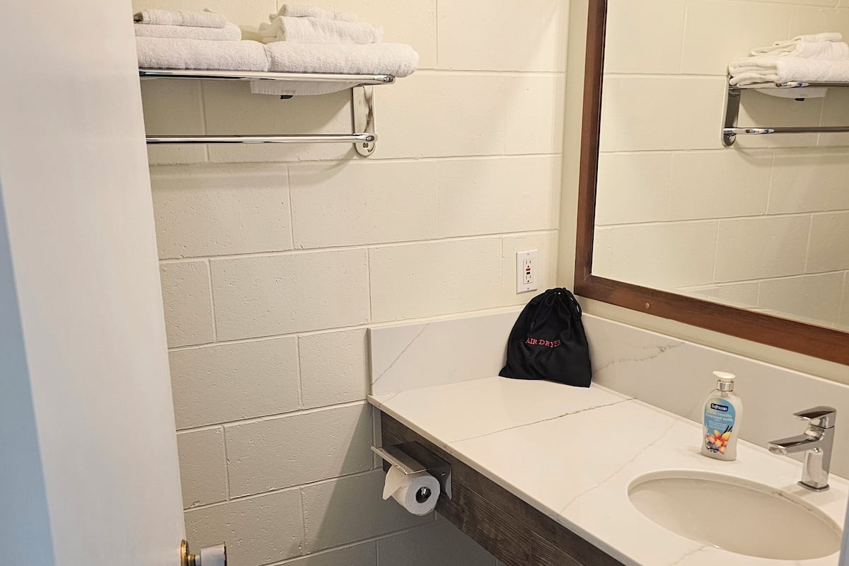 Kombinasi shower/bathtub, pengering rambut, handuk, dan sabun