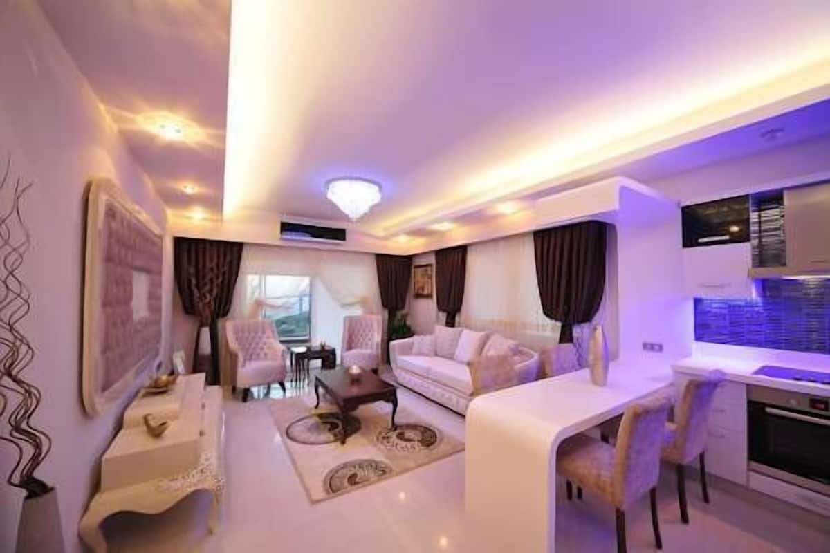 Apartment, 3 Bedrooms | Private kitchen | Full-size fridge, microwave, oven, stovetop
