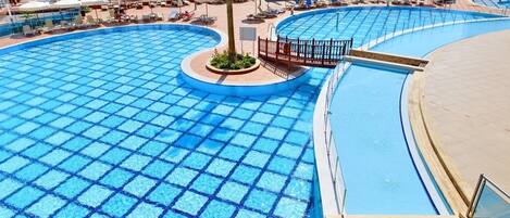 Een binnenzwembad en 3 buitenzwembaden