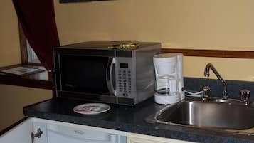 Fridge, coffee/tea maker