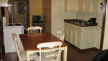 Suite, 2 Doppelbetten, Kochnische | Eigene Kochnische | KĂŒhlschrank, Wasserkocher mit Kaffee-/Teezubehör