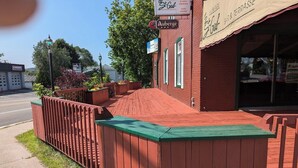 A red brick building with a green awning and a sign that reads "Auberge." - Auberge Le St-Gab (Saint-Gabriel)