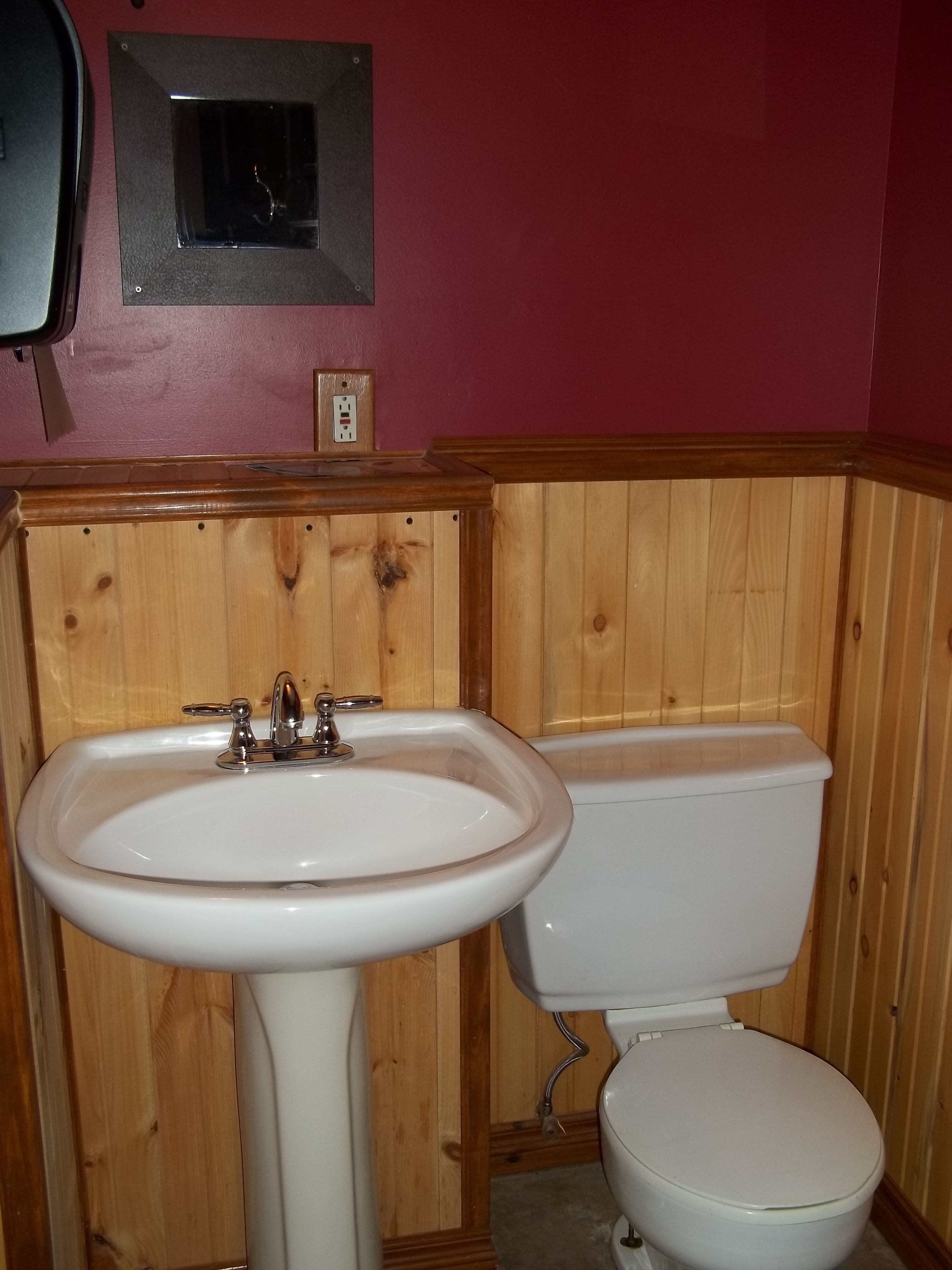 Economy Twin Room | Bathroom | Free toiletries, towels, soap, shampoo