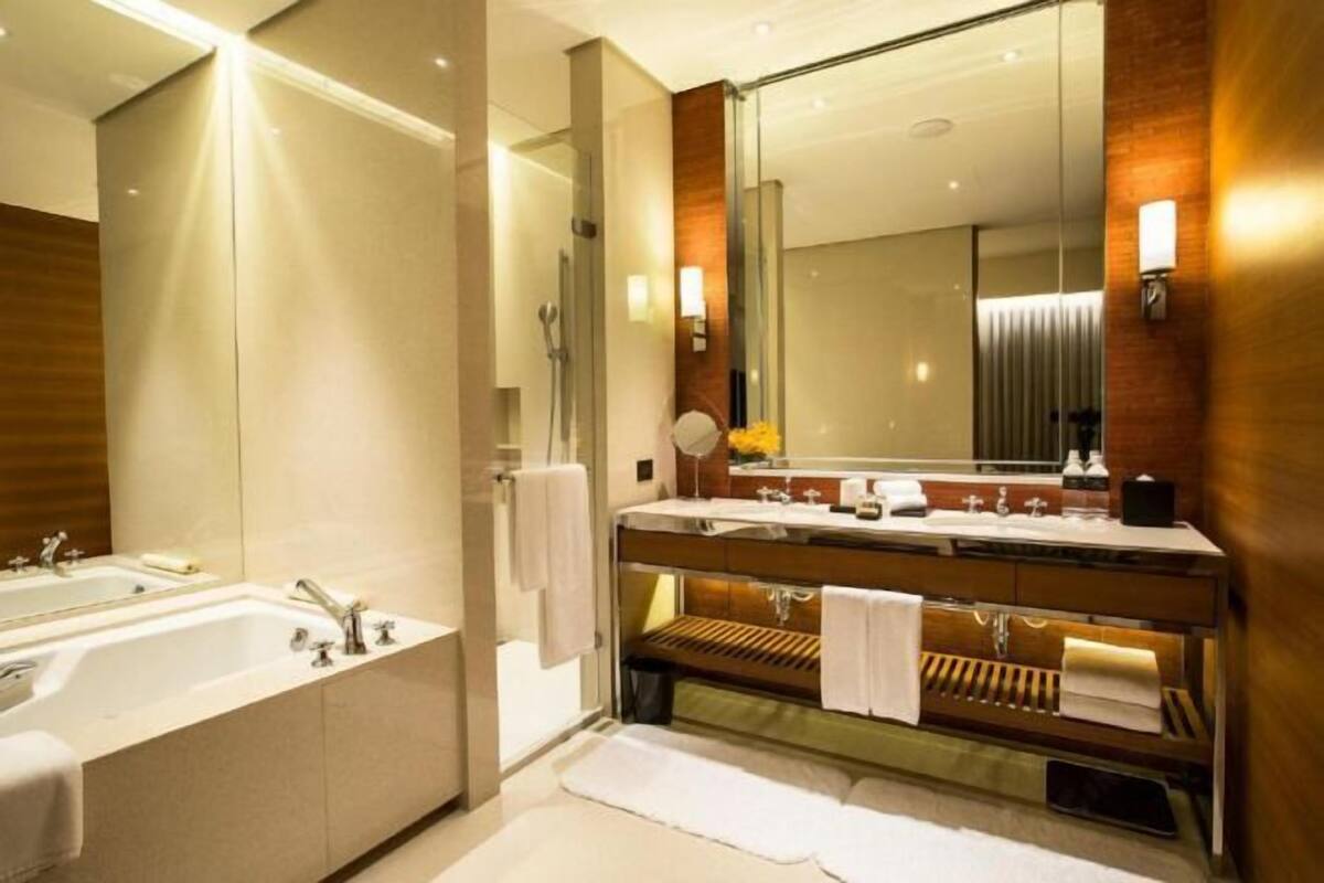 أحواض استحمام وحجيرات دش منفصلة، حوض استحمام عميق