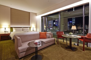 Hypo-allergenic bedding, down comforters, pillowtop beds, in-room safe - Eslite Hotel (Taipei)