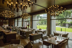 Desayuno buffet diario (TWD 748 por persona)