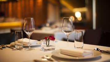 Här finns 2 restauranger som serverar frukost.