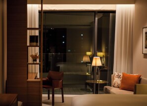 Hypo-allergenic bedding, down comforters, pillowtop beds, in-room safe - Eslite Hotel (Taipei)