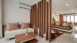 Three-Bedroom House With Garden View | Wohnzimmer