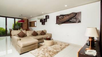 Three-Bedroom House With Garden View | Sala de estar | Televisión LED y reproductor de DVD