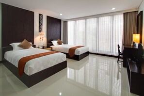 迷你吧、客房内保险箱、办公桌、熨斗/熨板