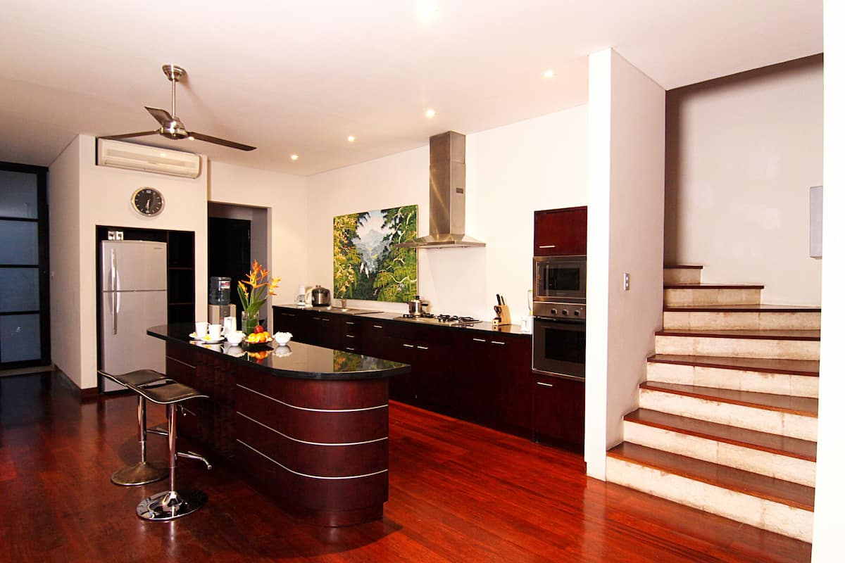 Full-sized fridge, microwave, oven, stovetop