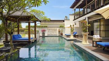 Outdoor pool, free pool cabanas, pool umbrellas