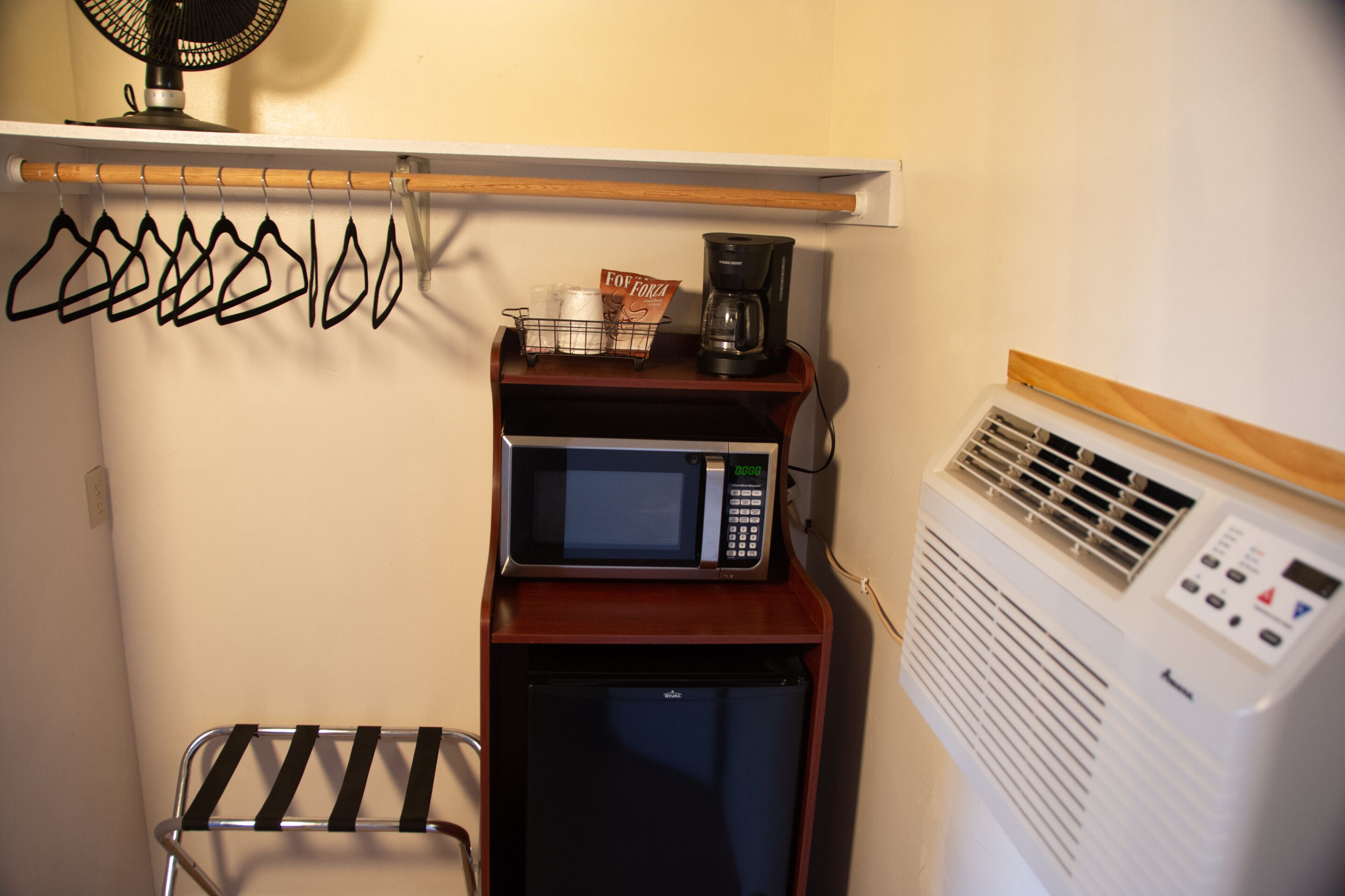 Habitación estándar, 2 camas Queen size | Cortinas blackout, tabla de planchar con plancha y wifi gratis 