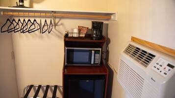 Habitación estándar, 2 camas Queen size | Cortinas blackout, tabla de planchar con plancha y wifi gratis