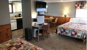 Family Room, 2 Queen Beds - Holiday Motel (West Yellowstone)