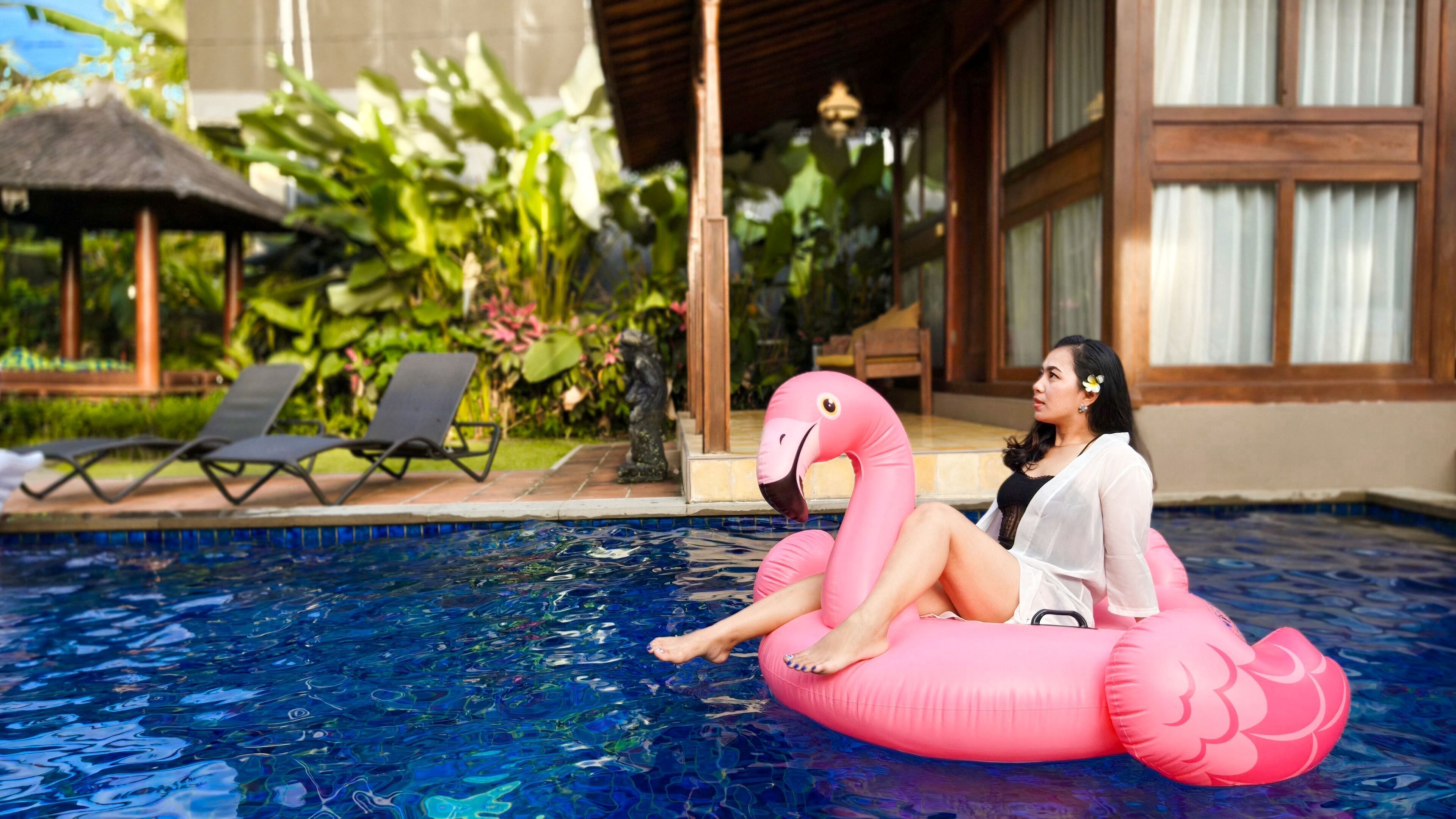 室外游泳池，提供泳池遮陽傘和日光浴躺椅