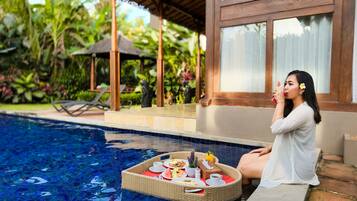 Piscine extérieure, parasols de plage, chaises longues