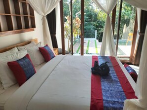 Een minibar, een kluis op de kamer, een bureau, babybedden