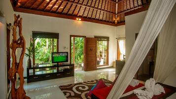 Minibar, brankas, meja kerja, dan tempat tidur bayi (biaya tambahan)