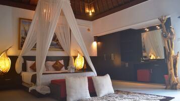 Minibar, brankas, meja kerja, dan tempat tidur bayi (biaya tambahan)