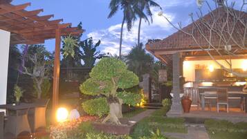 Bagian depan properti - sore/malam