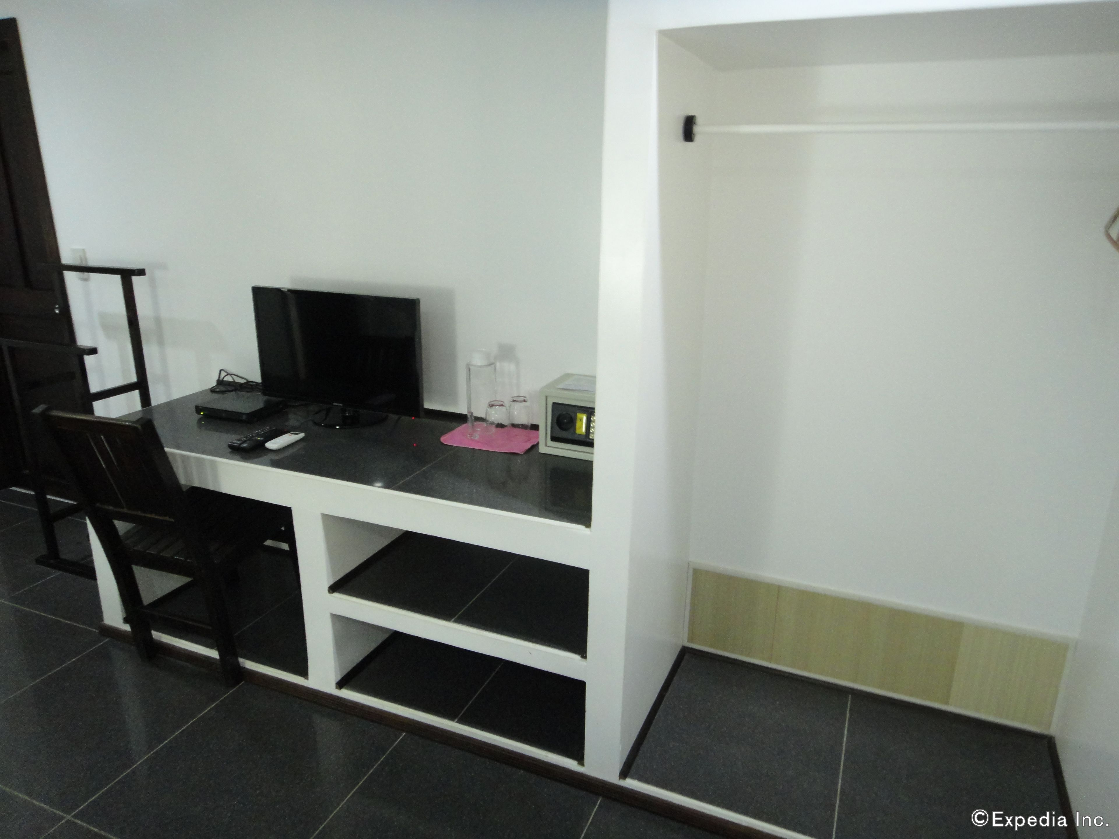 deluxe twin room | living area | 32-inch led tv with satellite channels, tv