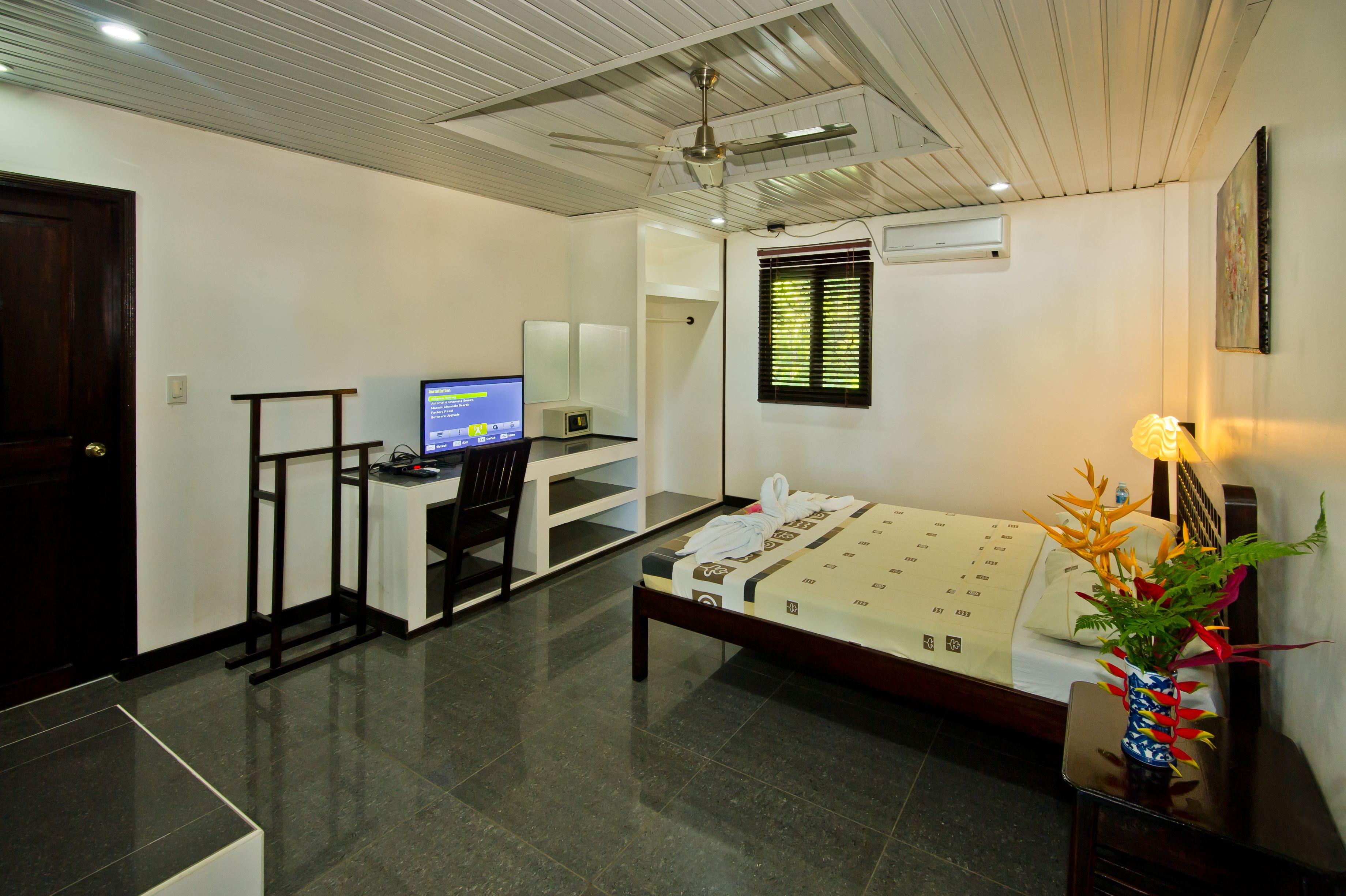 deluxe double room, 1 queen bed, private bathroom | 1 bedroom, in-room safe, individually decorated, desk