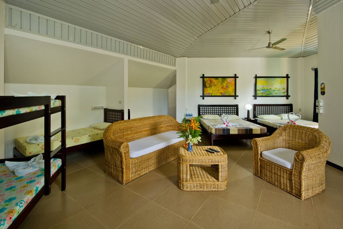 deluxe room | 1 bedroom, in-room safe, individually decorated, desk