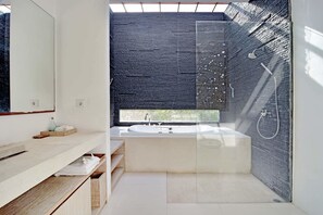 Villa, 2 soverom, privat basseng | Bad | Kombinert dusj/badekar, regndusjhode og toalettartikler (inkludert)