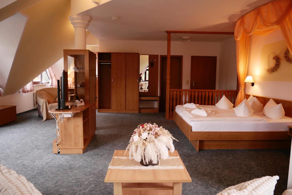 suite | in-room safe, desk, free cots/infant beds, rollaway beds