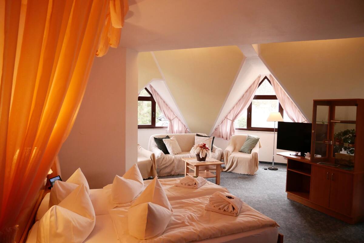 suite | in-room safe, desk, free cots/infant beds, rollaway beds