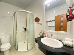 Superior Double Room | Bathroom | Shower, free toiletries, hair dryer, dressing gowns