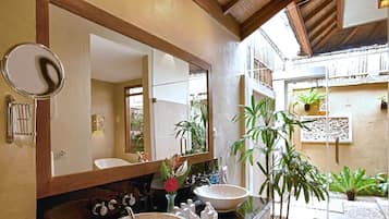 Villa, 2 slaapkamers, privézwembad | Badkamer | Een douche, designer toiletartikelen, een haardroger, badjassen