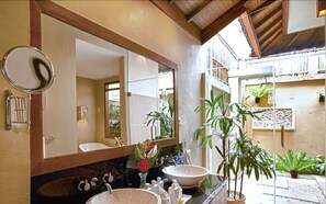 Villa, 2 soverom, privat basseng | Bad | Dusj, designertoalettartikler, hårføner og badekåper