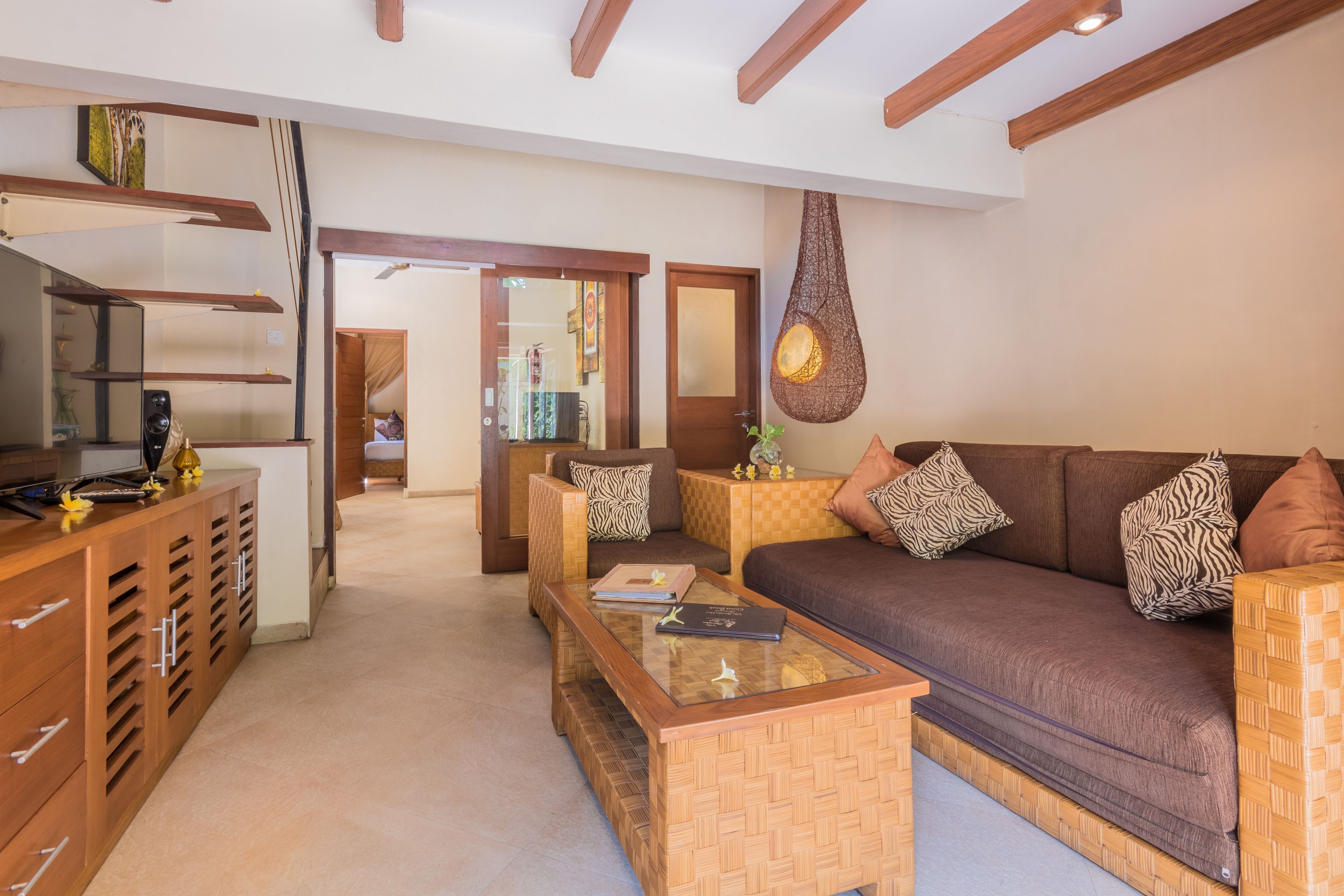 En 42-tommers Flatskjerm-TV med Parabol-TV samt LED-TV og DVD-spiller