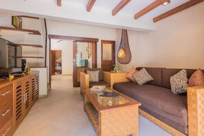 En 42-tommers Flatskjerm-TV med Parabol-TV samt LED-TV og DVD-spiller