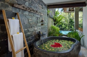 Vila, 1 kamar tidur, pemandangan kolam renang (Pool Villa) | Kamar mandi | Bathtub dan shower terpisah dan perlengkapan mandi gratis