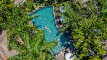 Piscine extérieure, parasols de plage, chaises longues